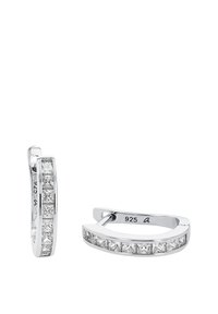 Orecchini a cerchio in argento con una fila di gemme trasparenti tagliate a scintilla lungo la superficie frontale.