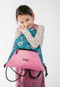 Kordelzug-Rucksack mit blumigem Druck, der Koalas in Teal- und Pinktönen zeigt. Enthält eine vordere Reißverschluss-Tasche und schwarze Träger.