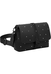 Borsa sintetica nera con chiusura a pattina, dotata di dettagli in metallo argentato, tracolla regolabile e forma rettangolare.