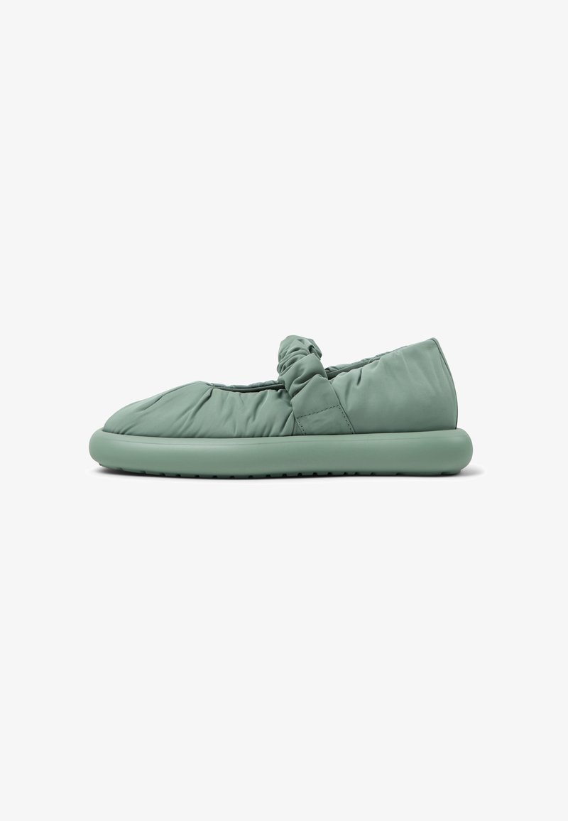 Ballerine vert clair avec un détail noué, fabriquée en matériau doux et rembourré. Bout rond et semelle en caoutchouc flexible avec une petite texture.