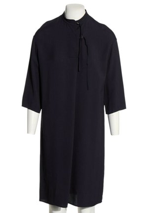 Vestido largo negro con mangas hasta tres cuartos, cuello alto y detalle de cordón, exhibido en un maniquí blanco.