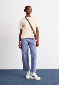 Jordan ESSEN TEE CORE - T-shirt basique - legend light brown/sail