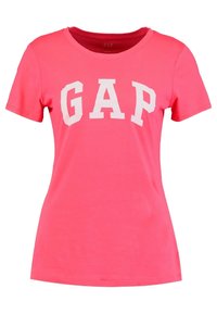 Camiseta de algodón rosa con cuello redondo, mangas cortas y un logotipo blanco de "GAP" impreso en el frente. Textura suave y diseño ajustado.