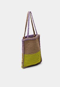 Gebreide draagtas met gevlochten paarse handvatten, met een bruin en felgroen gestreept ontwerp, gestructureerde vorm en een textuurrijke afwerking.