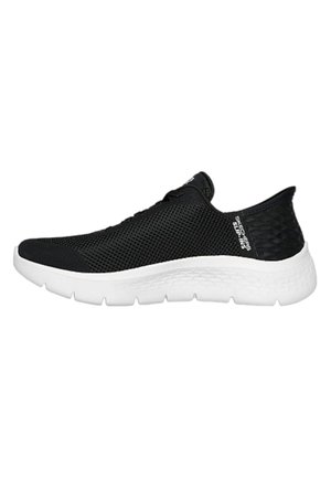 Baskets de sport noires avec une tige en mesh, semelle blanche, talon texturé et détail de marque sur le côté. Design bas et construction flexible.