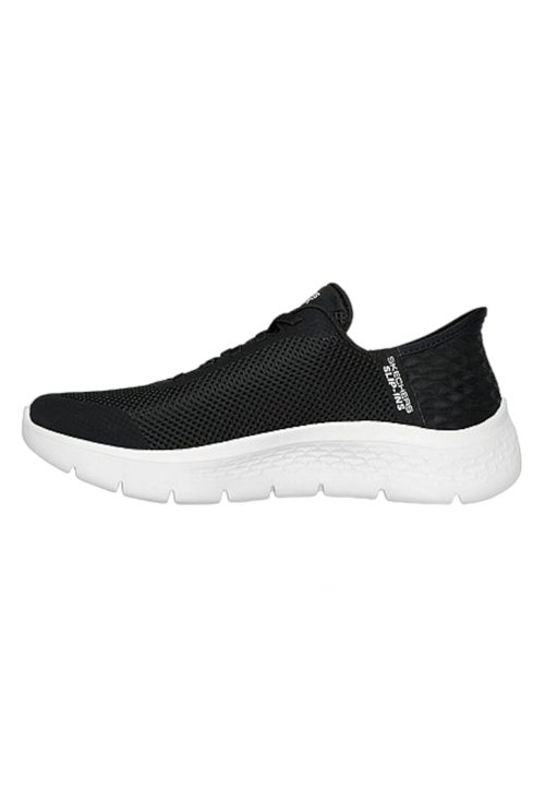 Baskets de sport noires avec une tige en mesh, semelle blanche, talon texturé et détail de marque sur le côté. Design bas et construction flexible.