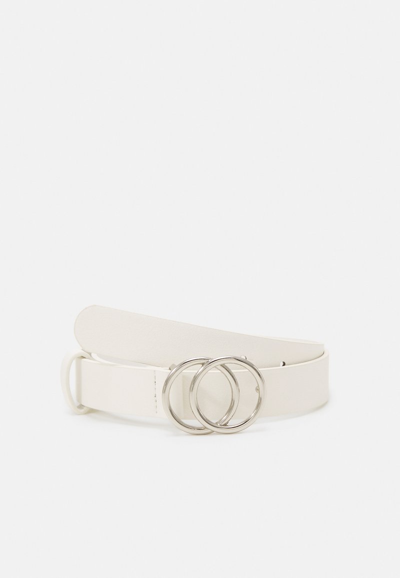 Witte leren riem met dubbele zilveren ronde gesp, plat ontwerp, verstelbare lengte met discrete sluiting, gladde textuur.