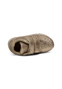 Sneaker beige glitterato con cinturini in Velcro, forma arrotondata, tomaia texture e suola in gomma flessibile con motivo a battistrada.