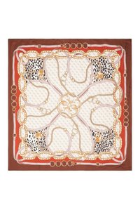 Foulard di seta con un design centrale a catena dorata, dettagli a stampa leopardata e un bordo marrone con dettagli rosa. I motivi e le texture variano.