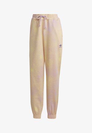 Jasnoróżowe spodnie dresowe Adidas z elastycznym pasem i ściągaczami, sznurkiem do regulacji oraz małym fioletowym logo Adidas na lewej udzie.