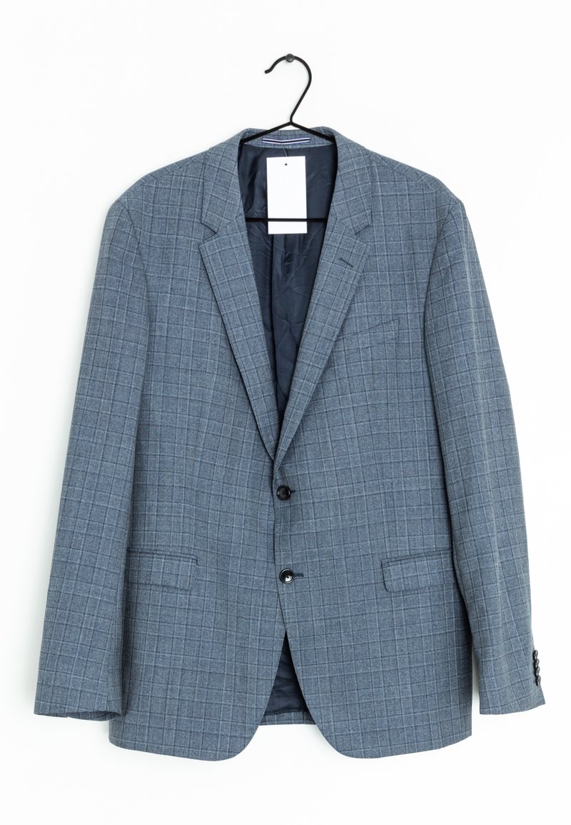 Blazer grigio a quadri appeso, con revers a punta, due tasche frontali e chiusura a un bottone, con una fodera interna liscia.