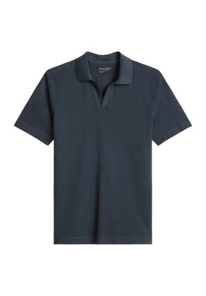 Polo manches courtes bleu foncé avec col ouvert sans boutons, présenté à plat, étiqueté Marc O'Polo, coupe régulière.