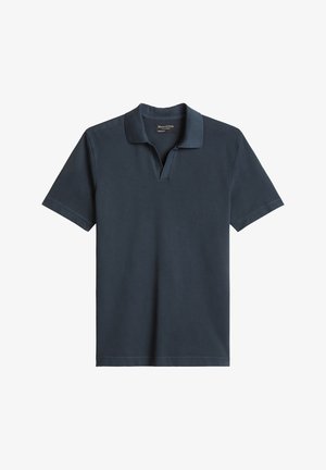 Polo manches courtes bleu foncé avec col ouvert sans boutons, présenté à plat, étiqueté Marc O'Polo, coupe régulière.