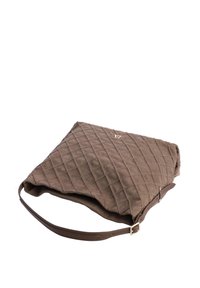 Bolso marrón acolchado con un patrón cuadrado, textura suave y una correa larga ajustable. Presenta un adorno metálico con el logo en la parte frontal.