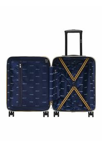 Valigia rigida con un interno blu navy, dotata di tasca con zip, cinghie incrociate e dettagli gialli, montata su quattro ruote e con maniglia retrattile.
