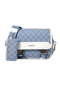 Bolso de mano azul con estampado y detalles en blanco, herrajes metálicos, correa ajustable y detalle del logo. Presenta una forma estructurada y cierre de solapa.