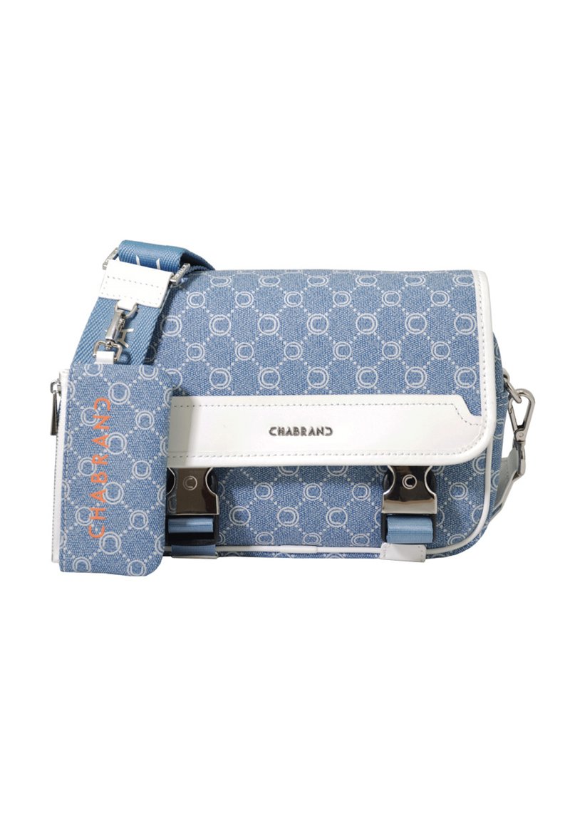 Bolso de mano azul con estampado y detalles en blanco, herrajes metálicos, correa ajustable y detalle del logo. Presenta una forma estructurada y cierre de solapa.