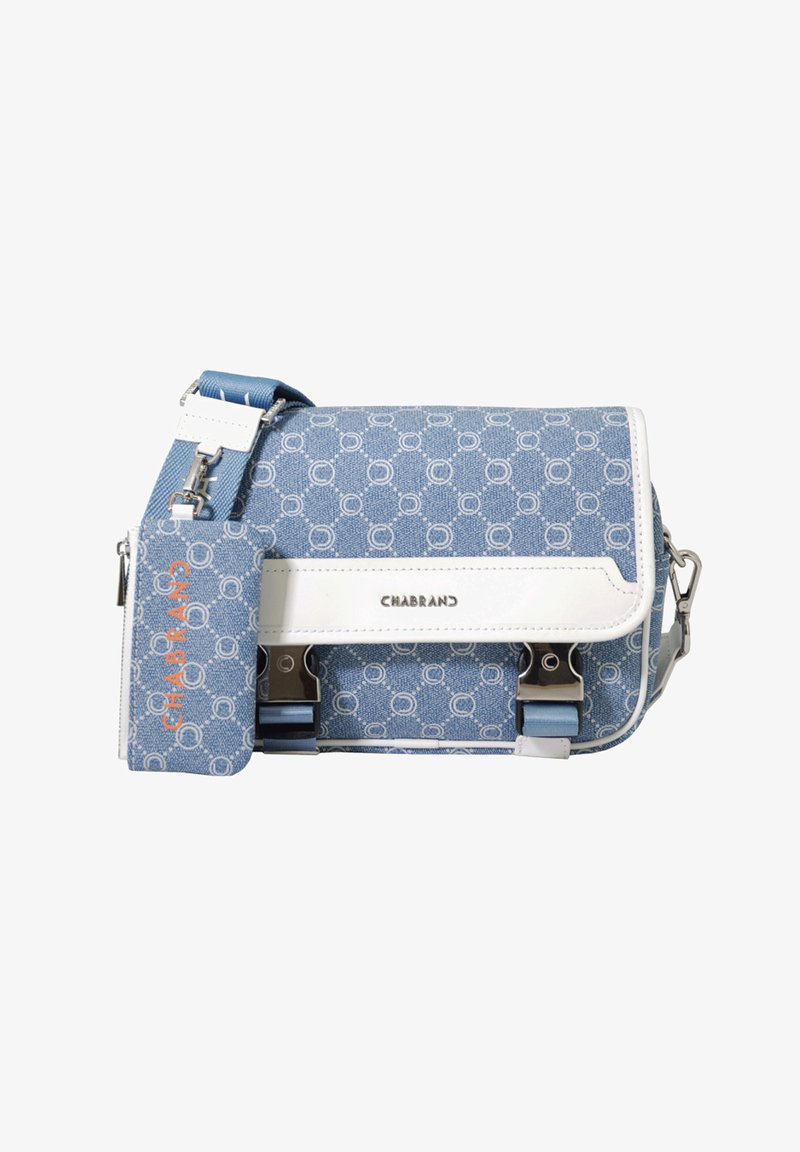 Bolso de mano azul con estampado y detalles en blanco, herrajes metálicos, correa ajustable y detalle del logo. Presenta una forma estructurada y cierre de solapa.