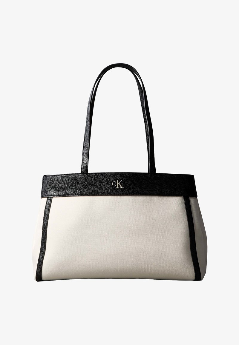 Λευκή και μαύρη τσάντα ώμου Calvin Klein με μακριές μαύρες λαβές και λογότυπο CK σε μαύρο περιθώριο κοντά στην κορυφή.