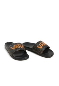 Svarta sandaler med halkskydd och ett kamouflagemönster samt en orange "VANS"-logotyp på remmen. Har en texturerad fotbädd och platt sula.