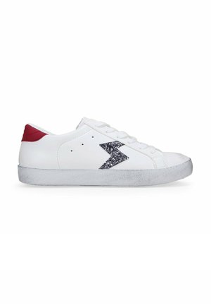 Sneaker bianche con una suola argentata testurizzata, dettaglio del tallone rosso e un design di un fulmine argentato luccicante sul lato.