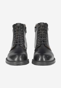 Bottines en cuir noir avec bout arrondi, laçage à l'avant et fermeture éclair latérale. Caractéristiques de coutures subtiles et semelle en caoutchouc texturée.