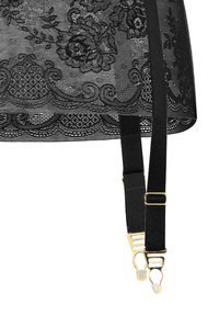 Czarny pas do pończoch z koronką, zdobiony kwiatowymi wzorami, z falbankowymi krawędziami i regulowanymi czarnymi paskami z złotymi akcentami.