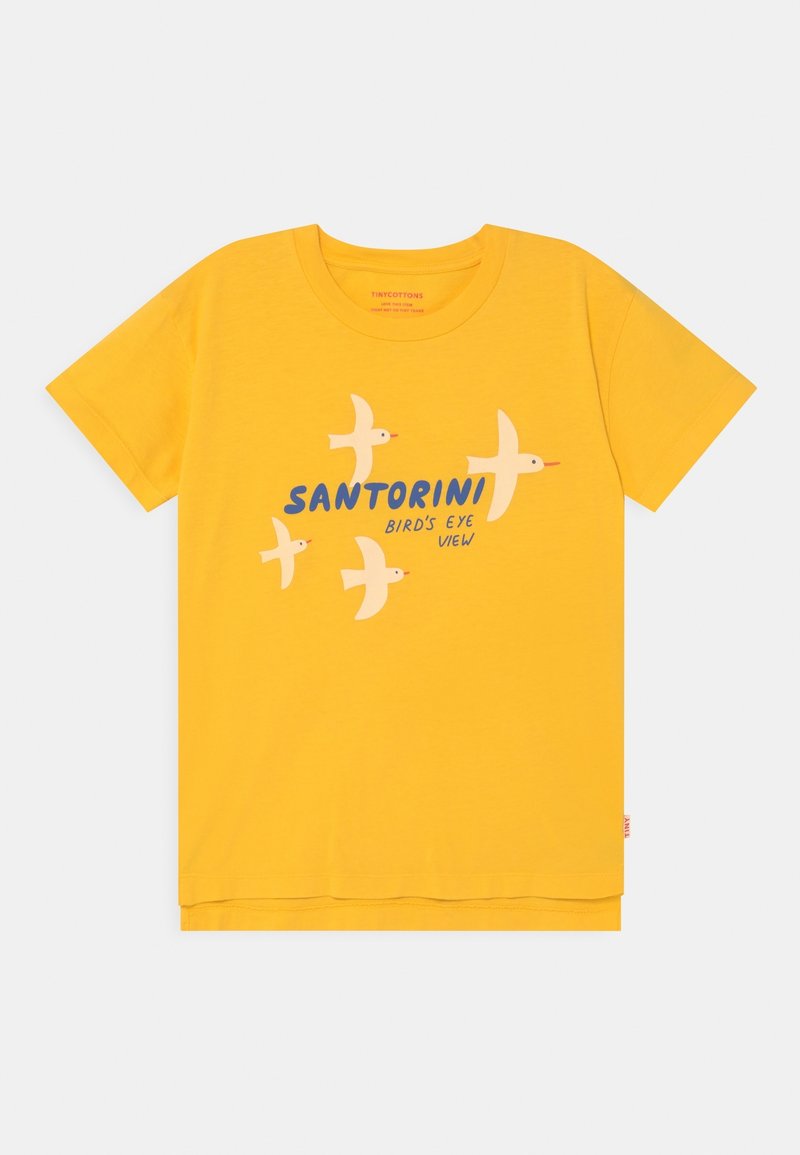 T-shirt en coton jaune avec un graphisme de mouettes et le texte "SANTORINI BIRD'S EYE VIEW" en bleu. Coupe simple avec col rond.