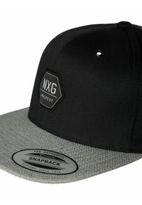 Sort snapback-cap med en grå struktureret skygge, der har et sekskantet logo-patch mærket "NXG PROTEST" samt et mærke på den indre skygge.