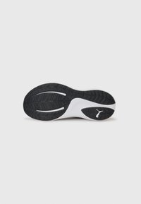 Semelle en caoutchouc noir avec un motif de sculpture distinct, semelle intermédiaire blanche incurvée et accent de logo blanc intégré. Semble durable et flexible.