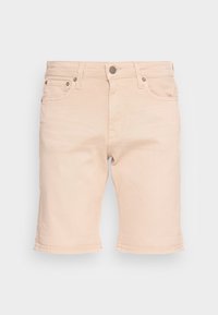 Beige denim shorts dengan potongan ramping, desain lima kantong, dan hem yang digulung. Dilengkapi penutup kancing dan loop sabuk. Tekstur halus.
