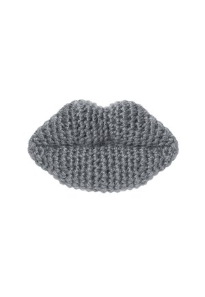 Szary materiał na szydełku w kształcie ust, prezentujący szczegółową teksturę dzianiny i zaokrąglone krawędzie na białym tle.