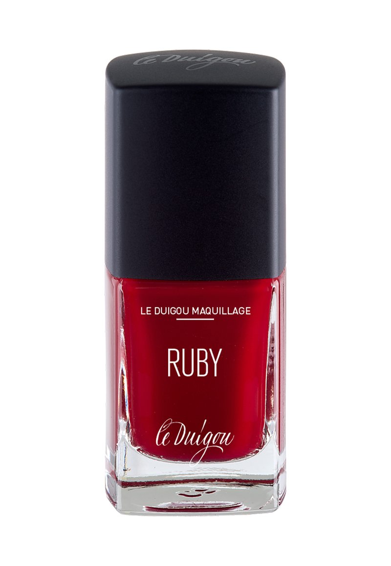 Roter Nagellack in einer klaren Glasflasche, quadratische Form, mit einem schwarzen Deckel. Auf dem Etikett steht "LE DUIGOU MAQUILLAGE" und "RUBY."