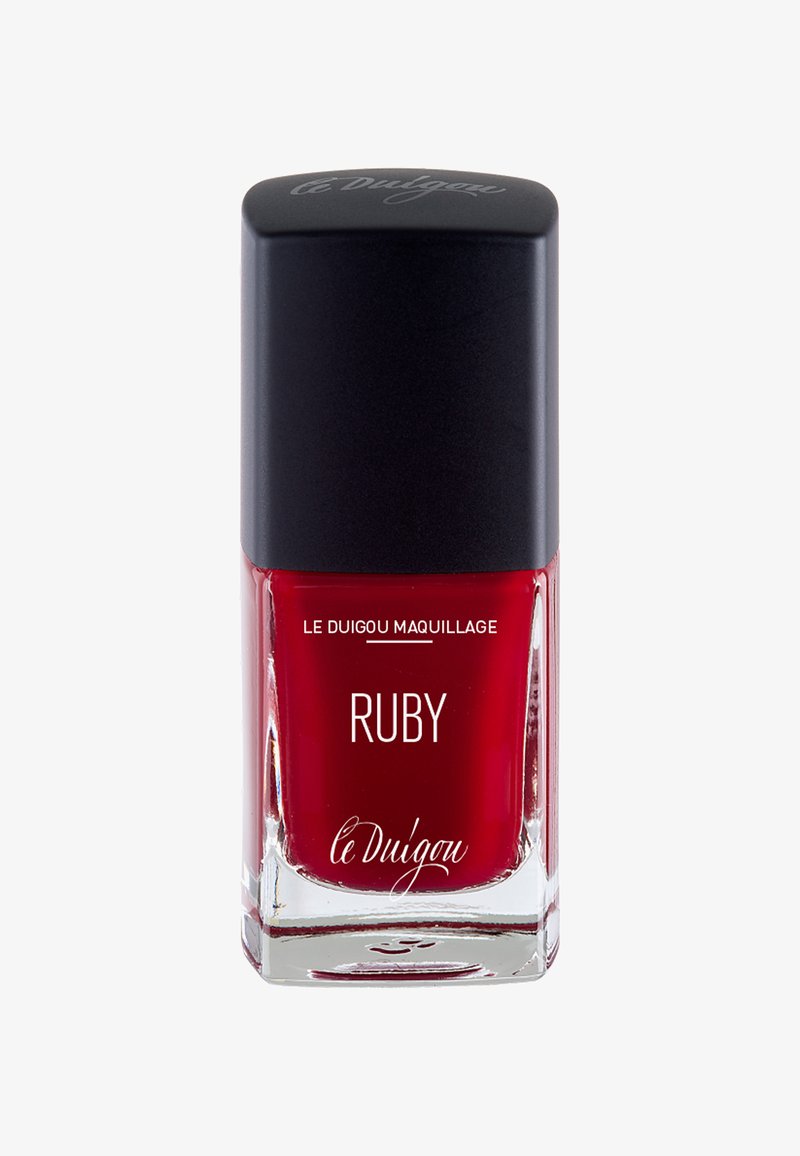 Roter Nagellack in einer klaren Glasflasche, quadratische Form, mit einem schwarzen Deckel. Auf dem Etikett steht "LE DUIGOU MAQUILLAGE" und "RUBY."