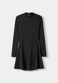 Svart långärmad klänning med hög halsringning, utsvängd kjol och mjukt, slätt tyg. Har raglanärmar. Klassisk design och solid färg.