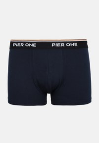 Boxers para hombre en azul marino con cintura negra que presenta la inscripción blanca "PIER ONE" y una delgada franja marrón sobre la cintura.