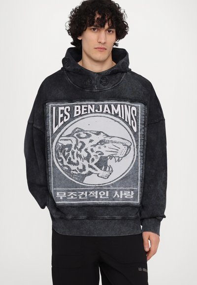 Haut à capuche surdimensionné noir en mélange de coton, présentant un imprimé tigre gris et le texte "LES BENJAMINS" sur le devant.