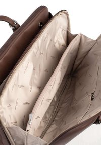 Bruine leren tas met een gladde textuur, voorzien van een ruime binnenruimte en meerdere compartimenten, gevoerd met lichte stof met een logo-print.