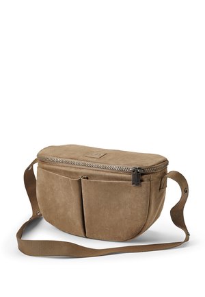 Borsa a tracolla in camoscio marrone con due tasche frontali, una cerniera superiore e una tracolla regolabile con chiusure a scatto in metallo.