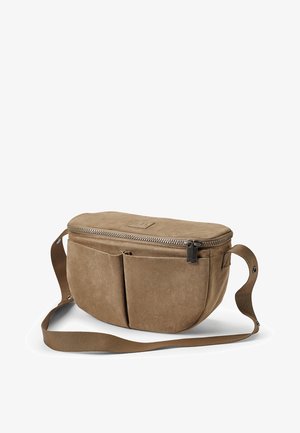 Borsa a tracolla in camoscio marrone con due tasche frontali, una cerniera superiore e una tracolla regolabile con chiusure a scatto in metallo.