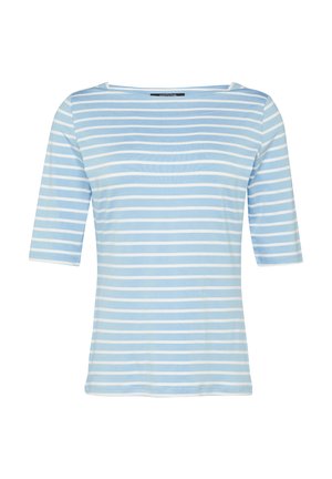 Camicia a righe blu chiaro con maniche a tre quarti, realizzata in tessuto morbido; presenta righe orizzontali bianche e un colletto a barca.