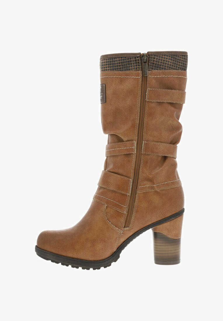 Bottes marron en simili cuir jusqu'au genou avec une fermeture éclair texturée, des sangles verticales et un talon épais. Présente un dessus à motifs et une semelle crantée.