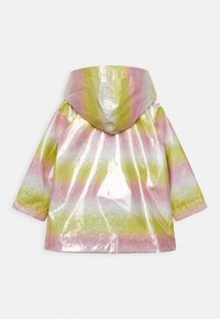 Regnjakke med regnbuefarver og glinsende overflade, udstyret med hætte og horisontale striber i pink, gul og sølvglitter.