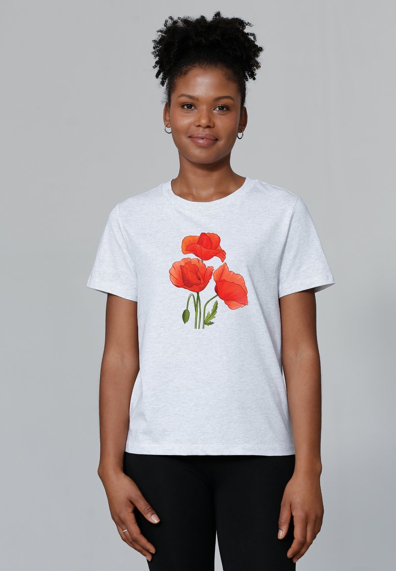 Graues Baumwoll-T-Shirt mit einem lebhaften roten Mohnblumenmotiv auf der Vorderseite, kurzen Ärmeln und einem klassischen Rundhalsausschnitt.