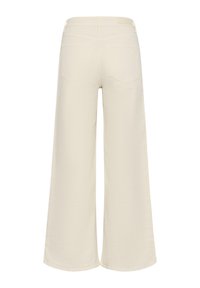 Wijde broek in crème kleur met een gladde stofstructuur. Voorzien van achterzakken en een eenvoudige tailleband, geschikt voor casual draagstijl.