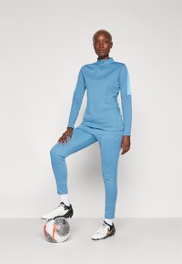 Nike Performance NIKE ACADEMY23 DRIL TOP BRANDED - Tops ar garām piedurknēm - aegean storm/baltic blue
