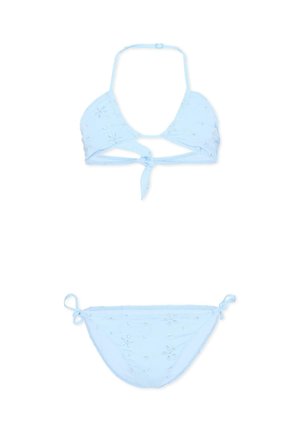 Jasnoniebieski zestaw bikini z kwiatowym haftem, top na szyję z wiązaniem z przodu oraz majtki z wiązaniem po bokach na białym tle.