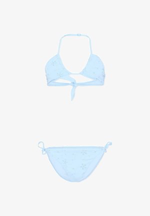 Set bikini azzurro chiaro con ricamo floreale, top con collo allacciato dietro al collo e pantaloncini con laccetti laterali su sfondo bianco.