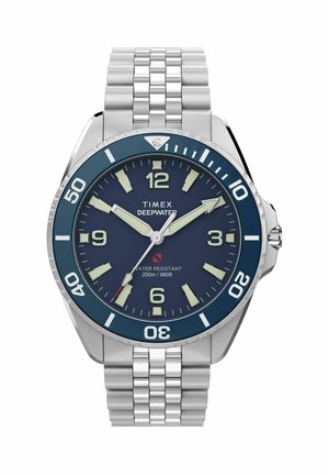 Reloj de buceo Timex Deepwater de acero inoxidable con esfera azul, agujas y marcadores luminiscentes, y resistencia al agua hasta 200 m/660 pies.