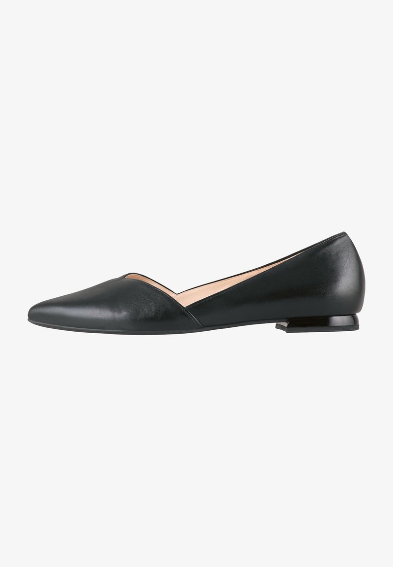 Chaussure plate en cuir noir avec bout pointu, petit talon carré et ligne supérieure en V, présentée de profil sur fond blanc.
